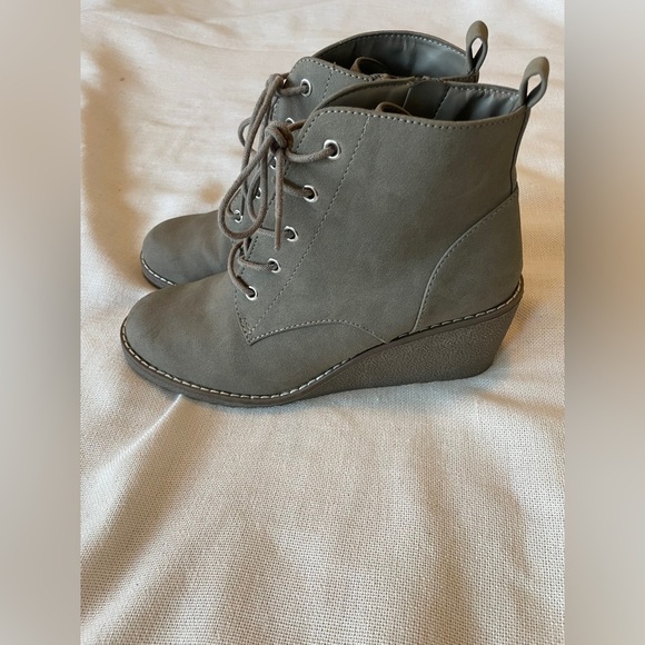 A.n.a. Size 7 Heeled Wedge Boots - Picture 7 of 7